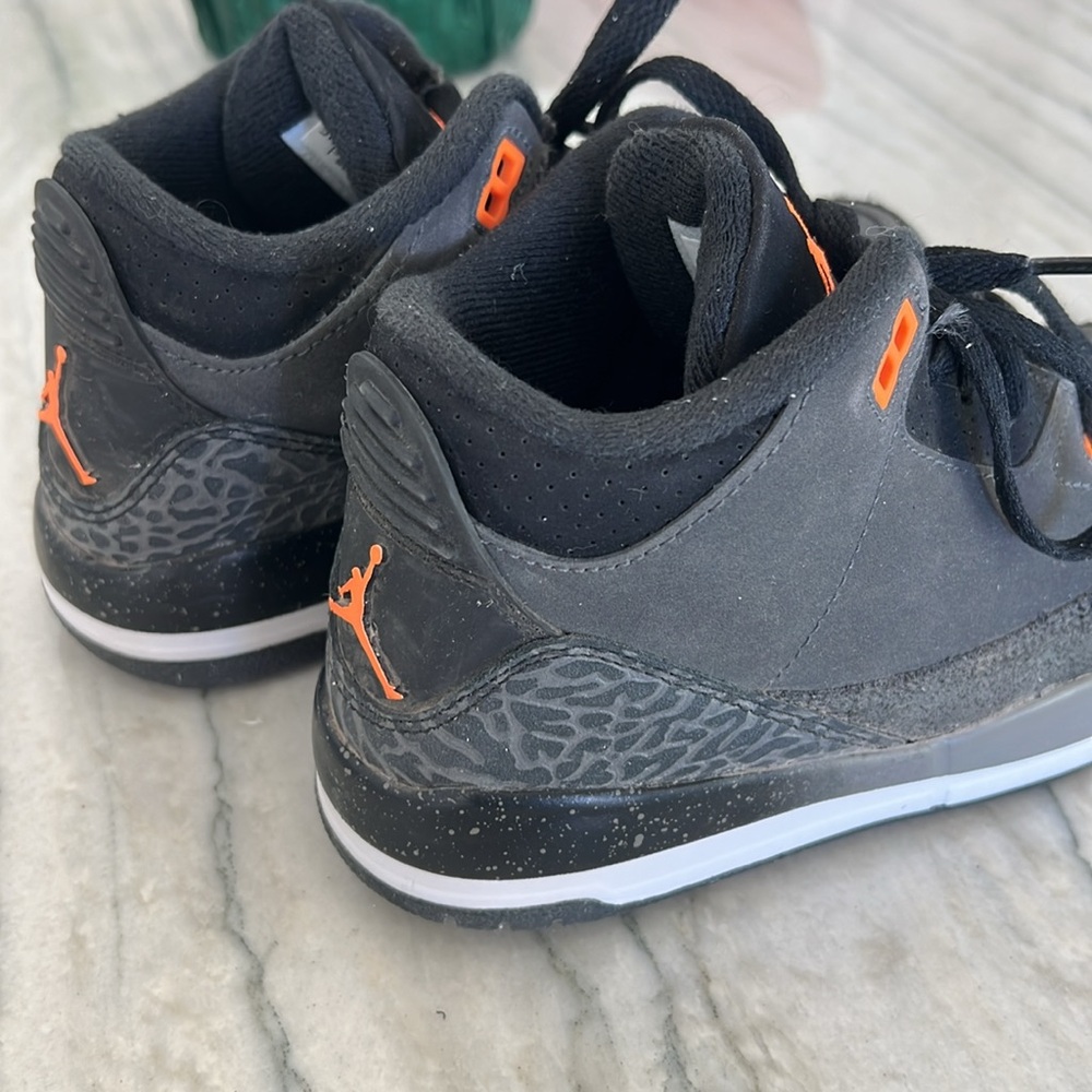 Cool youth 2 Nike Air Jordans.  Gently used/ look new! - Picture 6 of 7